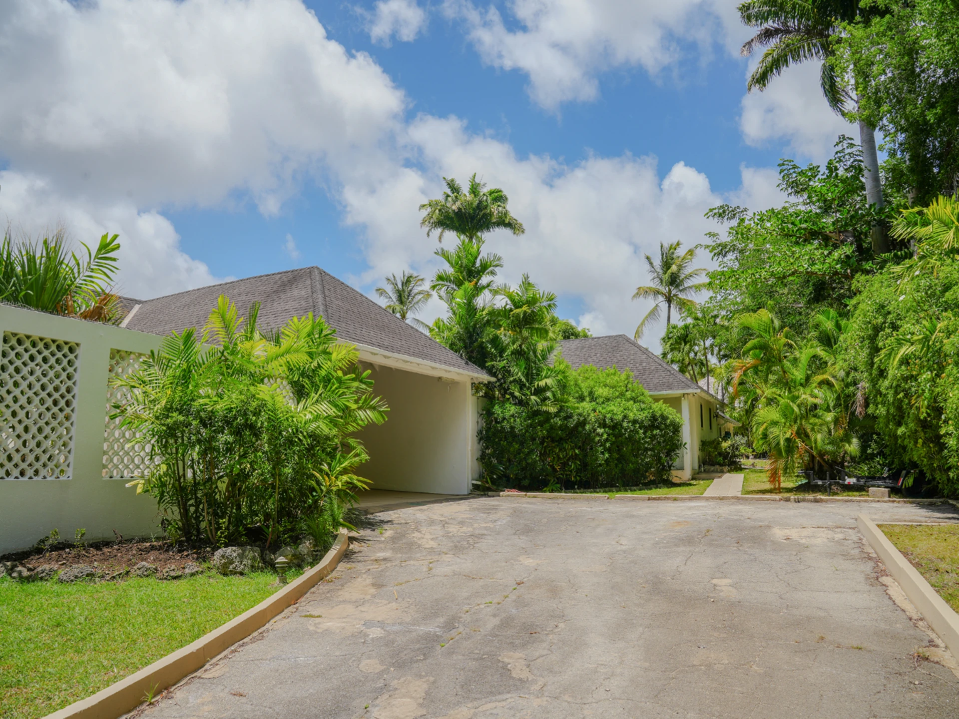 Driveway and entrance to the Villa