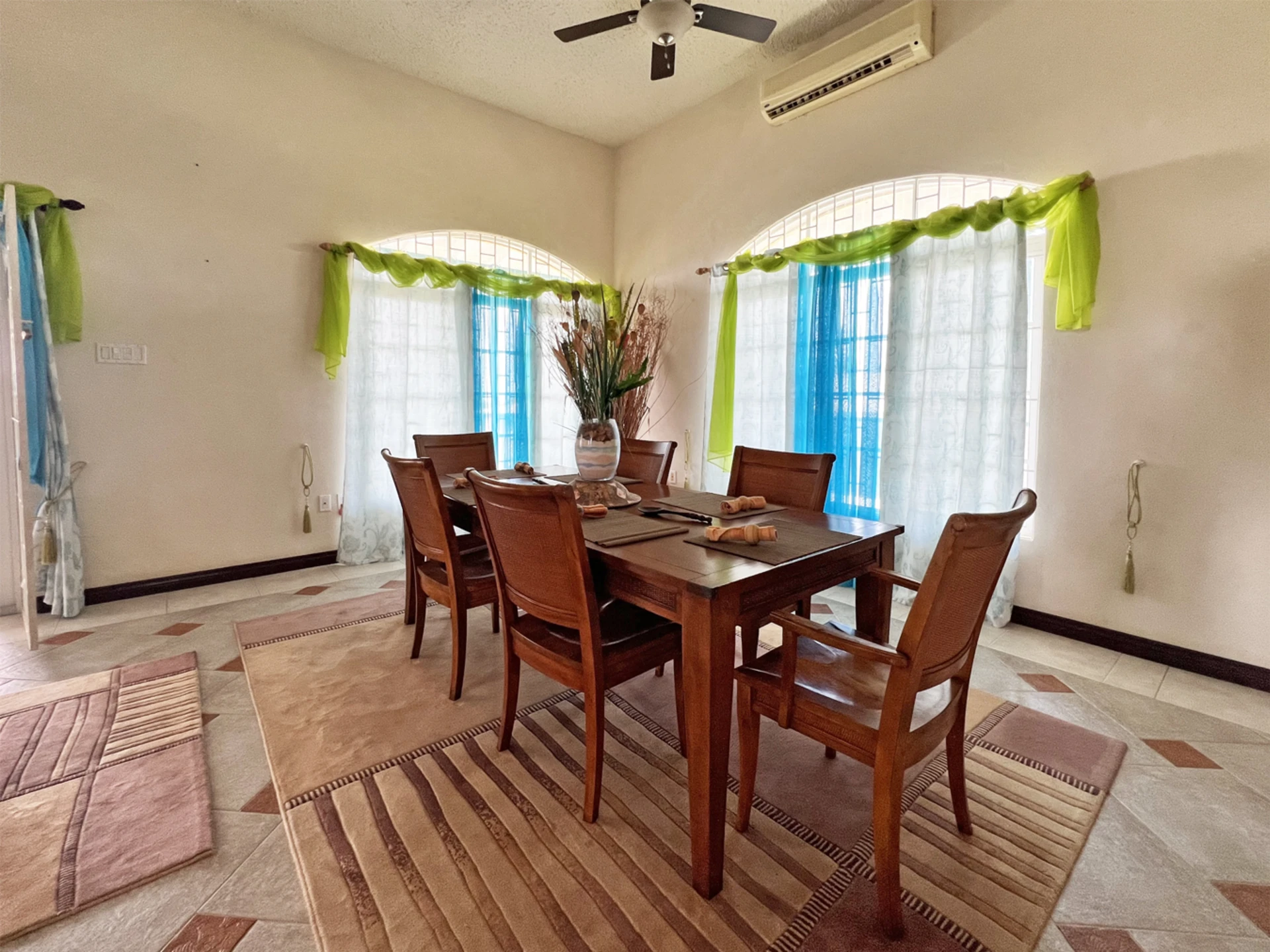 Spacious Dinning