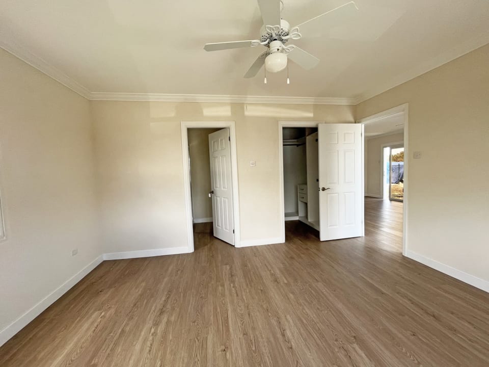 Primary bedroom with ensuite bathroom & walk-in closet