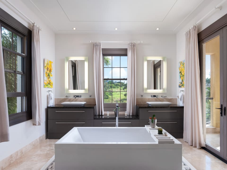 Large en-suite bathroom