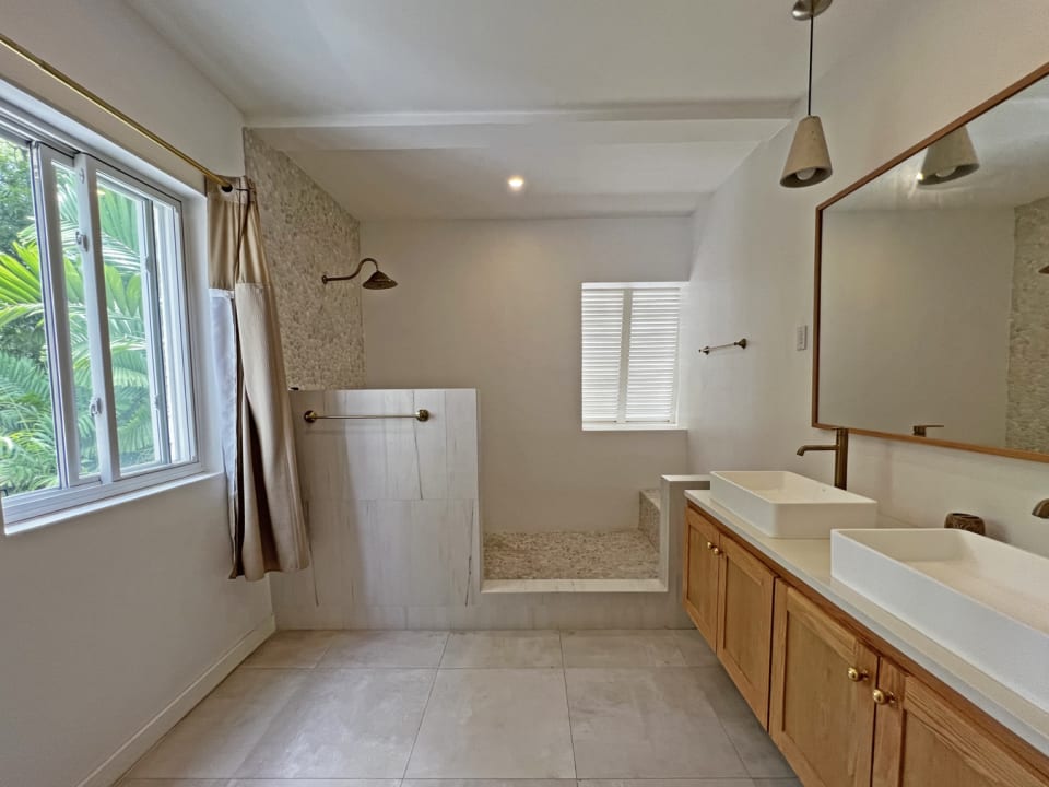 Guest en-suite bathroom