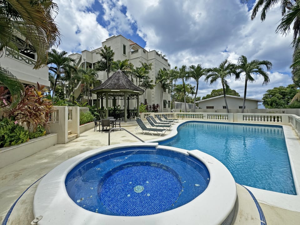 Communal Pool & Jacuzzi