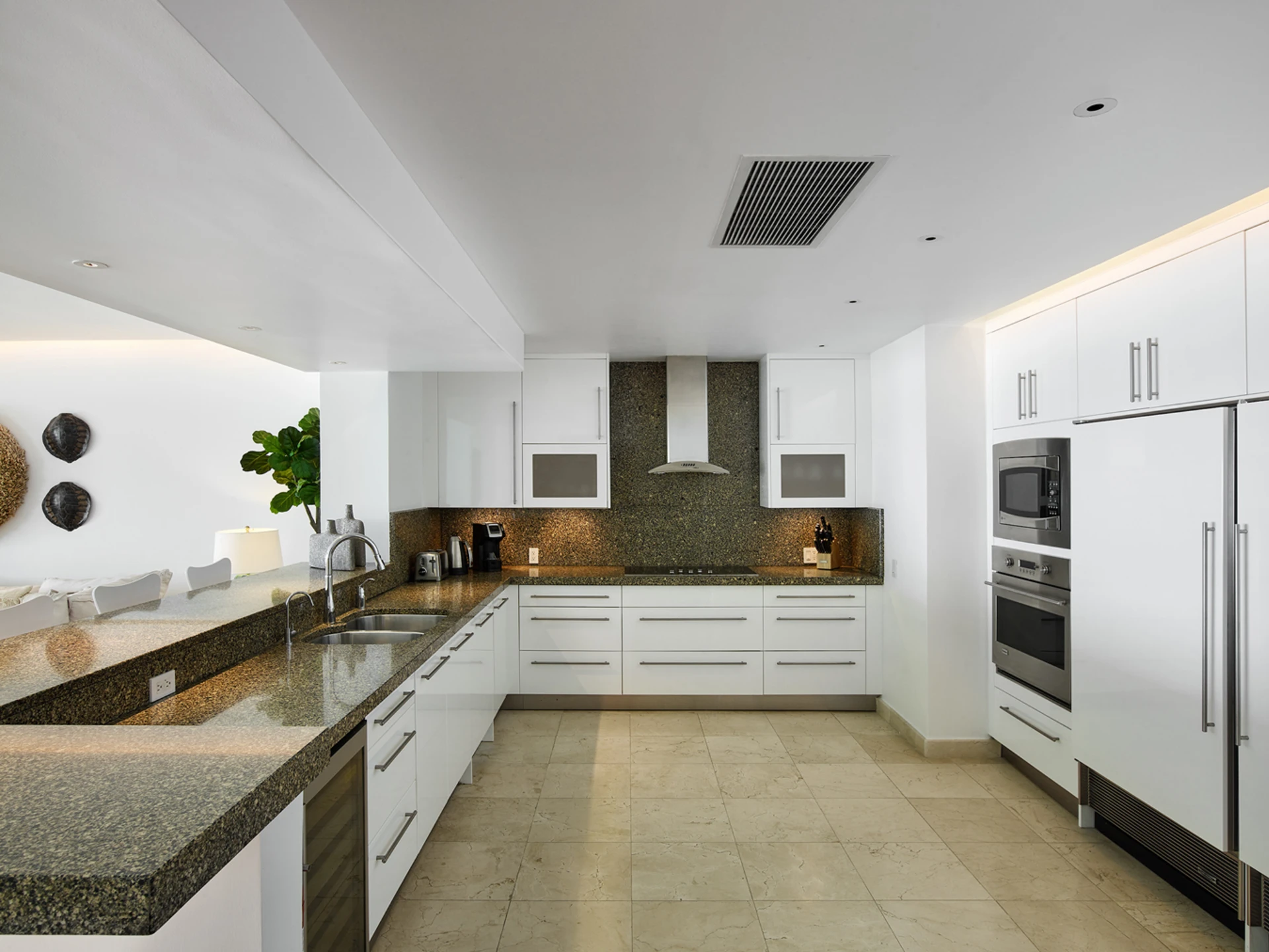 Large and fully equipped kitchen