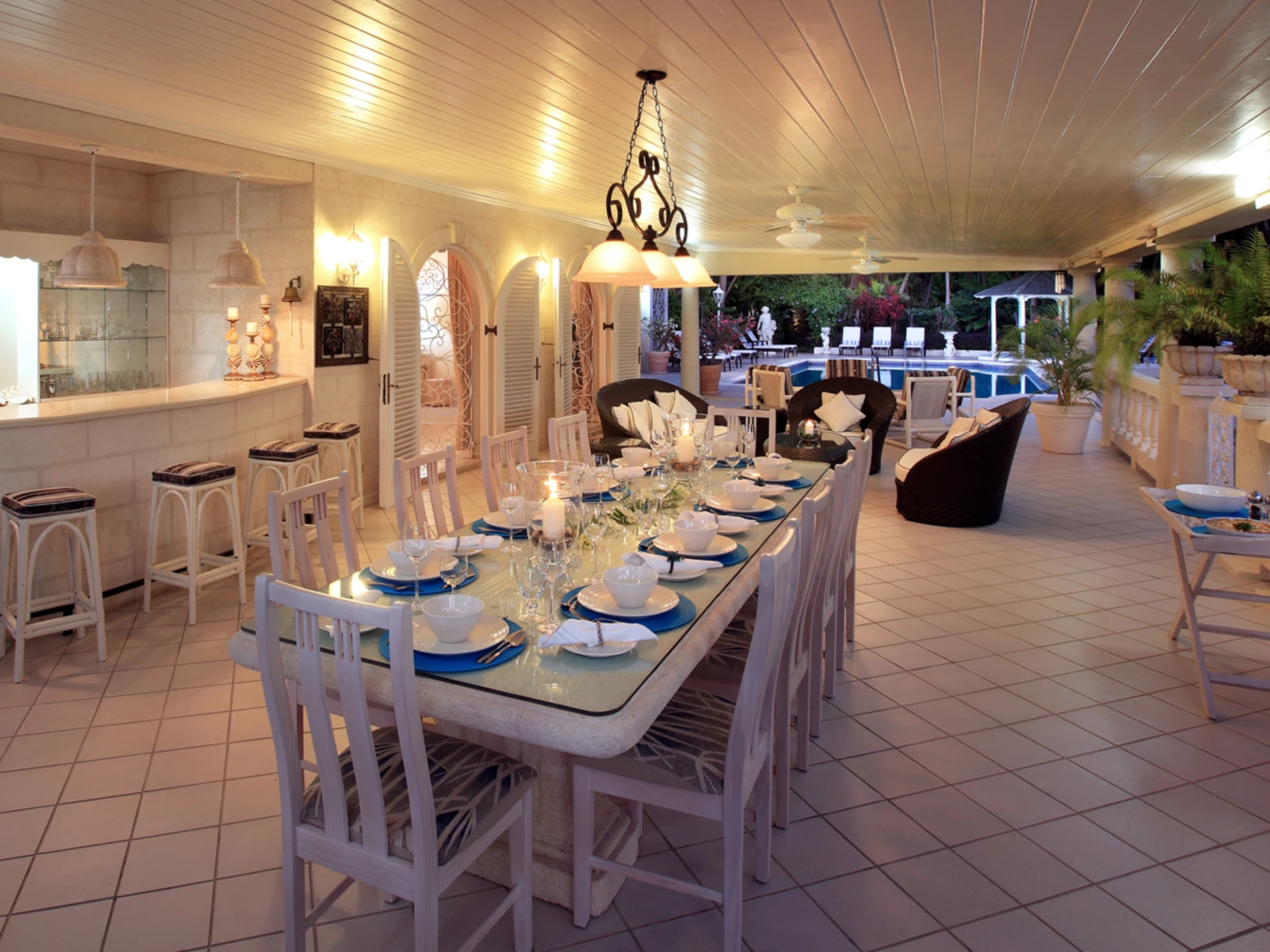 Dining terrace and sit up bar