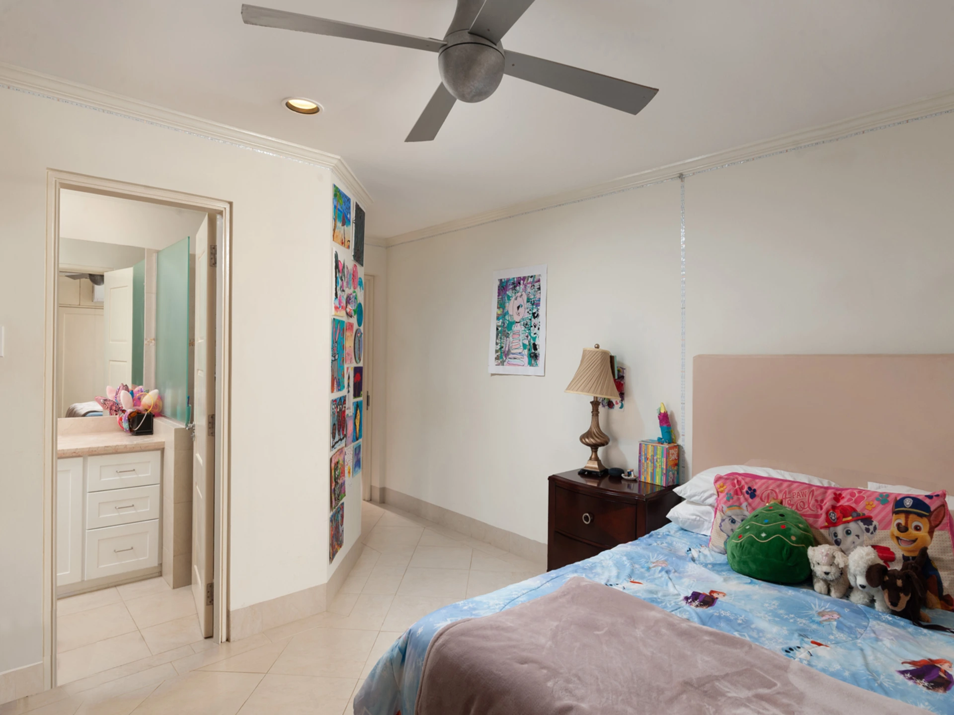 Guest bedroom suite