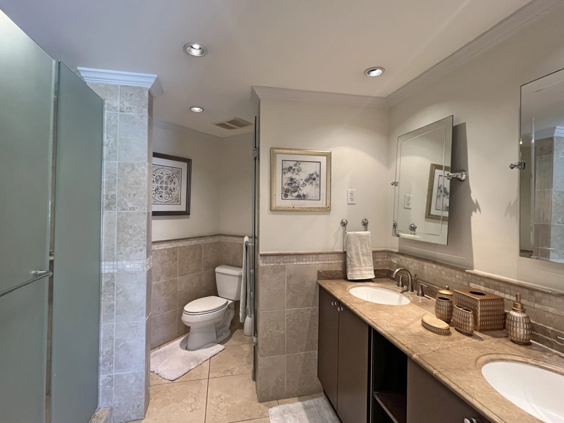 En-suite primary bathroom