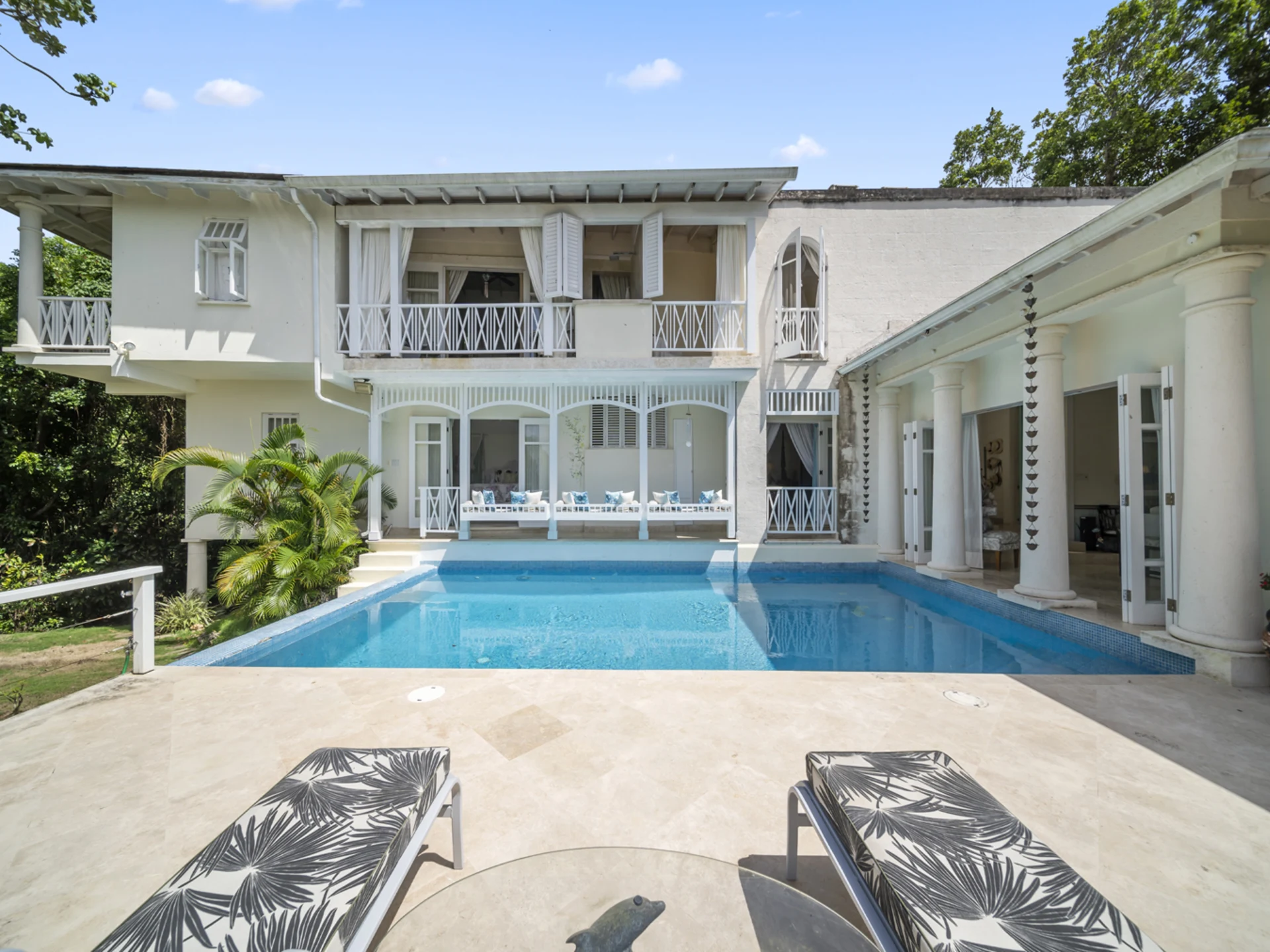 Expansive pool deck