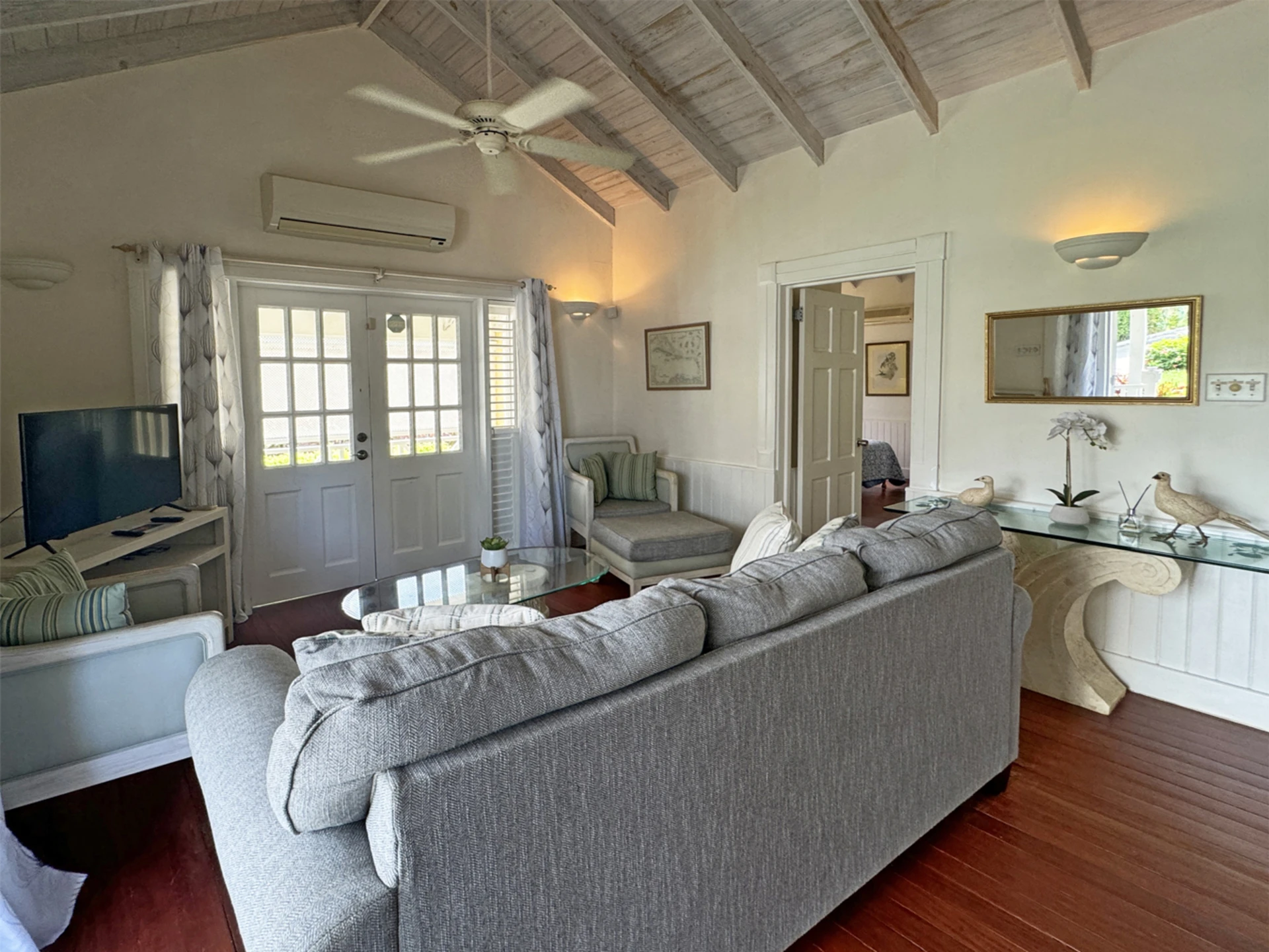 Sitting room has AC