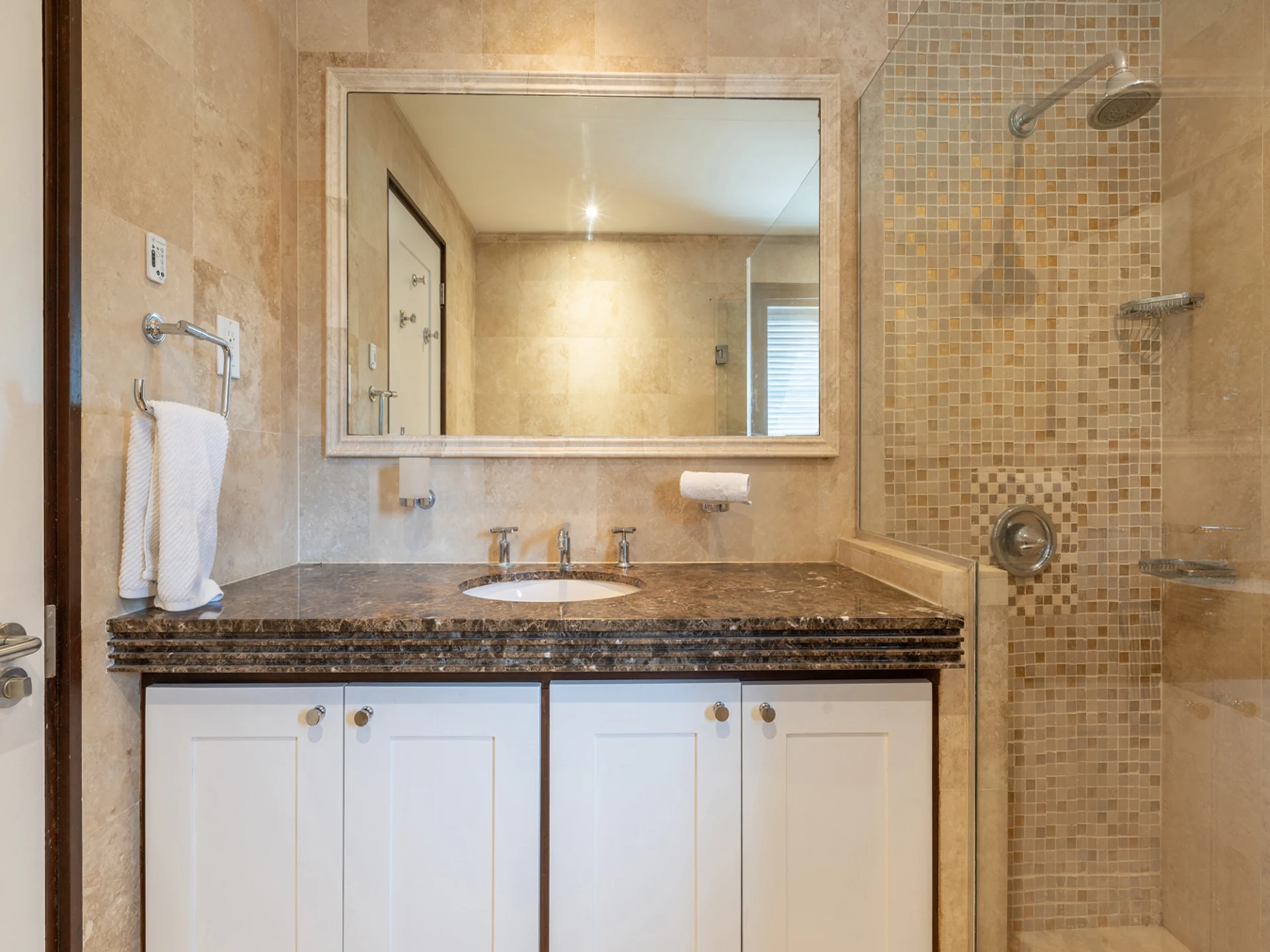 Guest bathroom suite