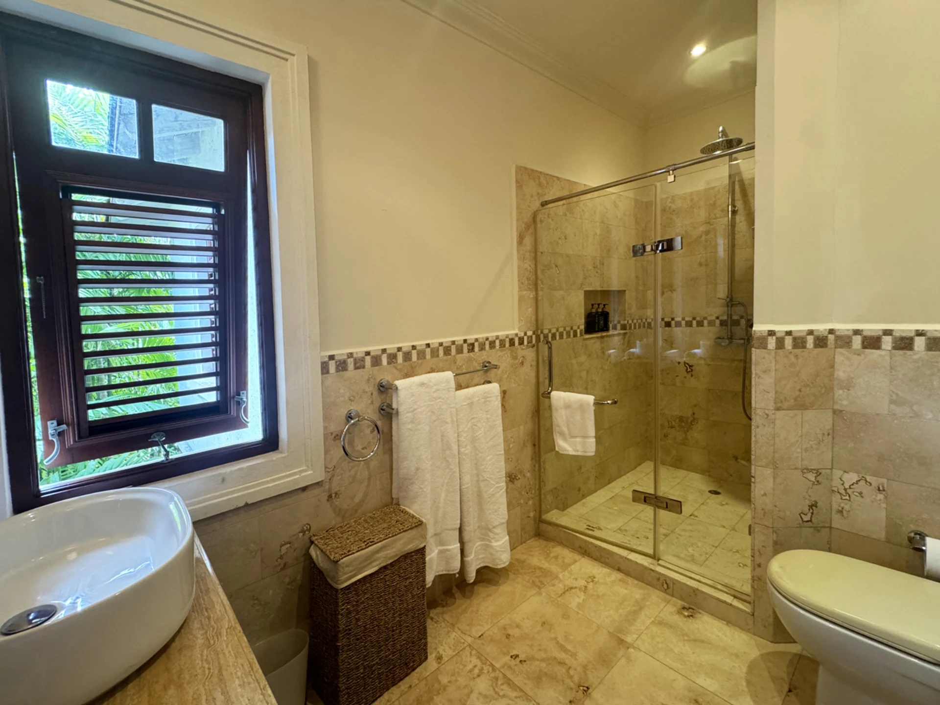 Guest bathroom suite
