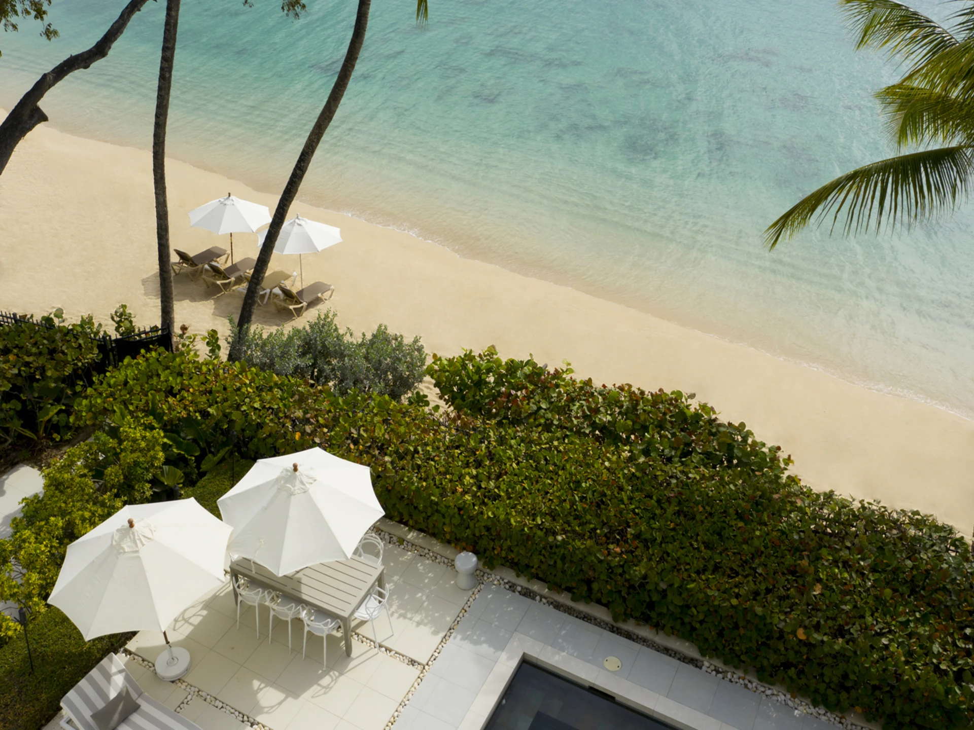 Footprints Beachfront Villa - Steps from the beautiful calm waters