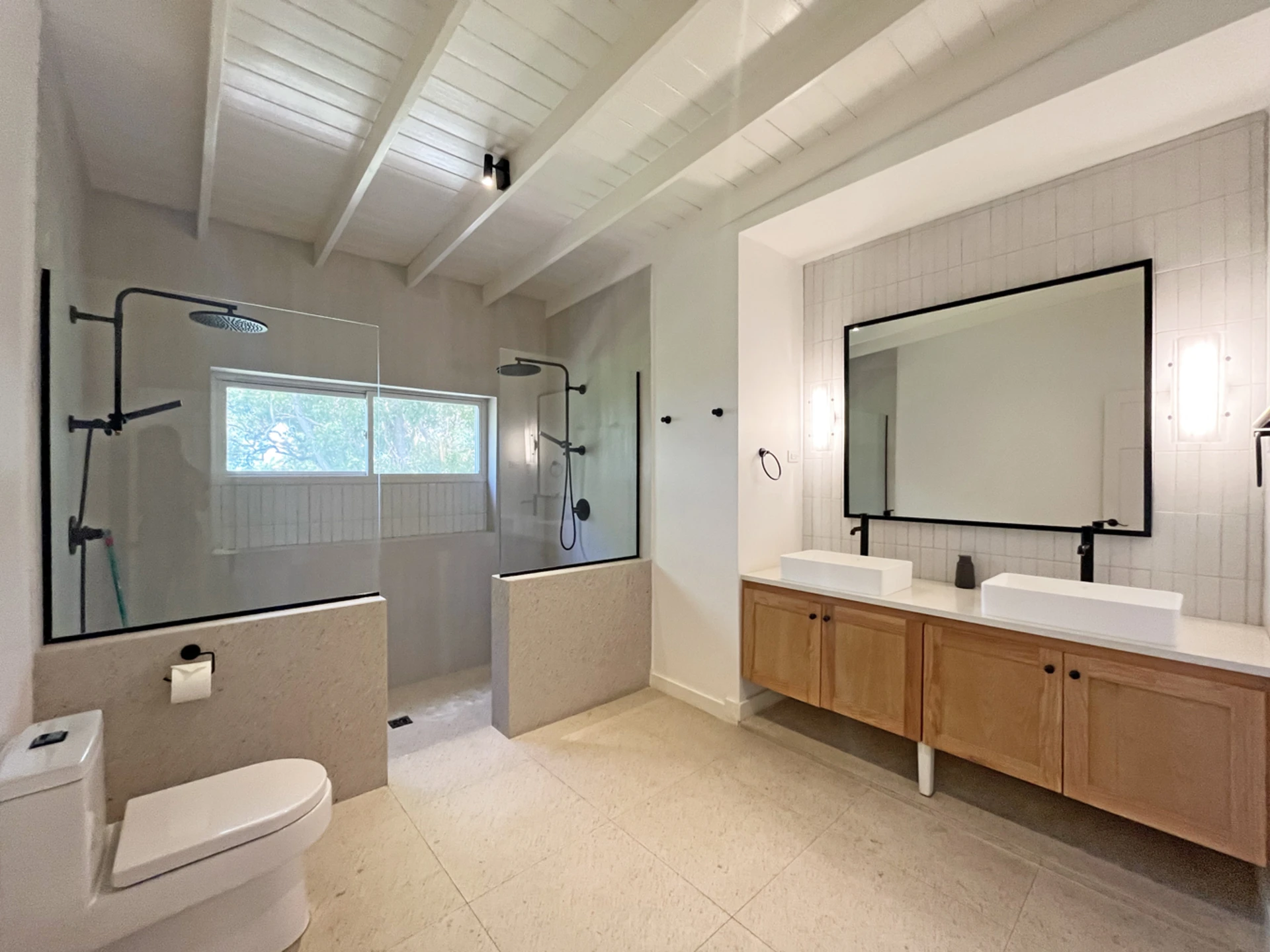 Main en-suite bathroom