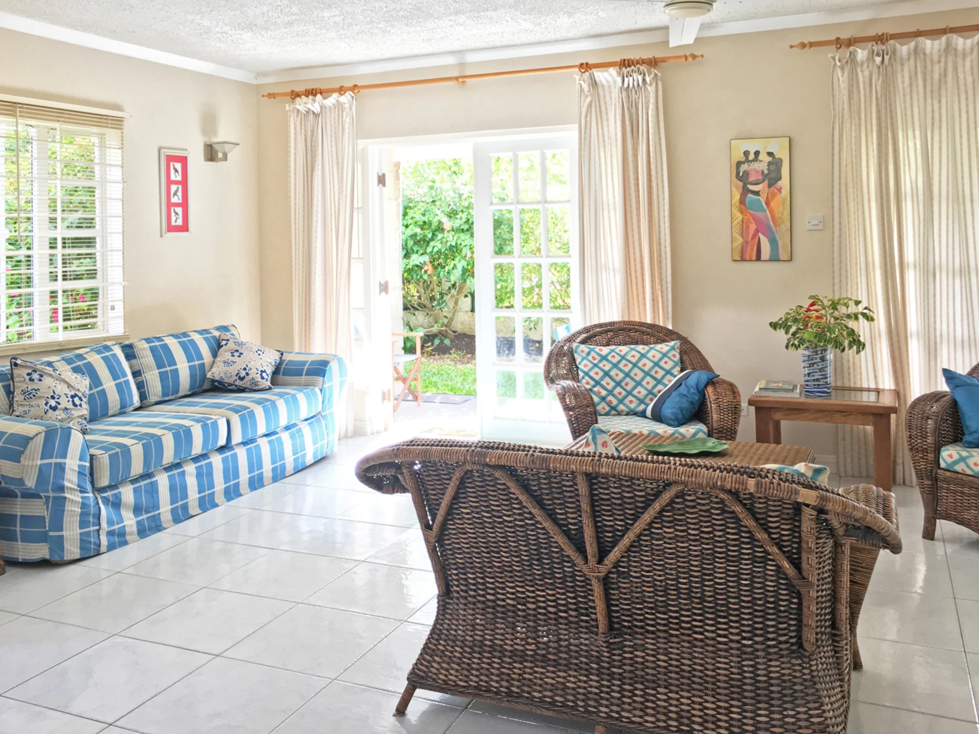 Sitting room leads to vernadah