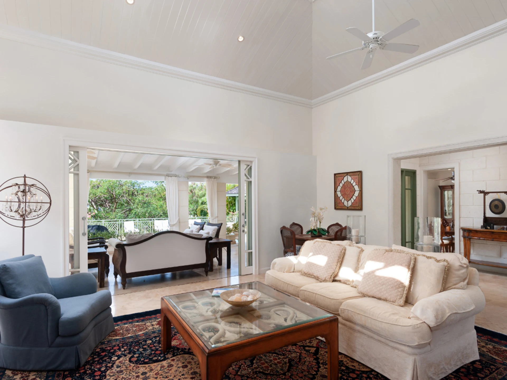 Spacious living room