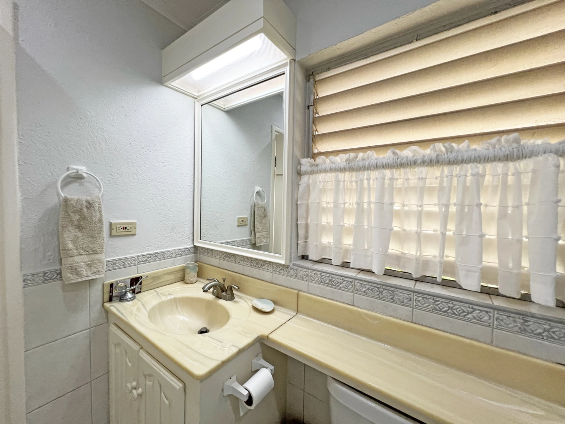 En-suite main bathroom