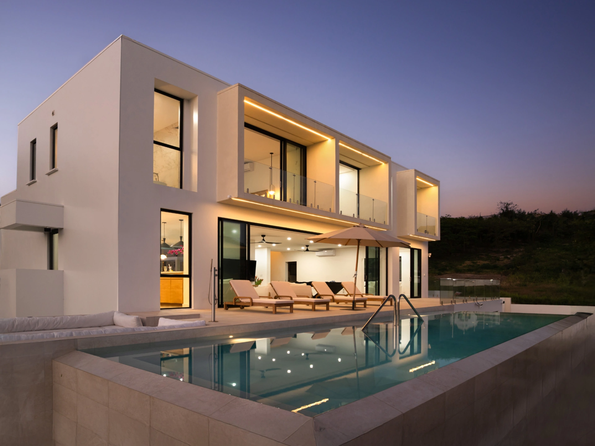 645+ sq. ft. infinity pool
