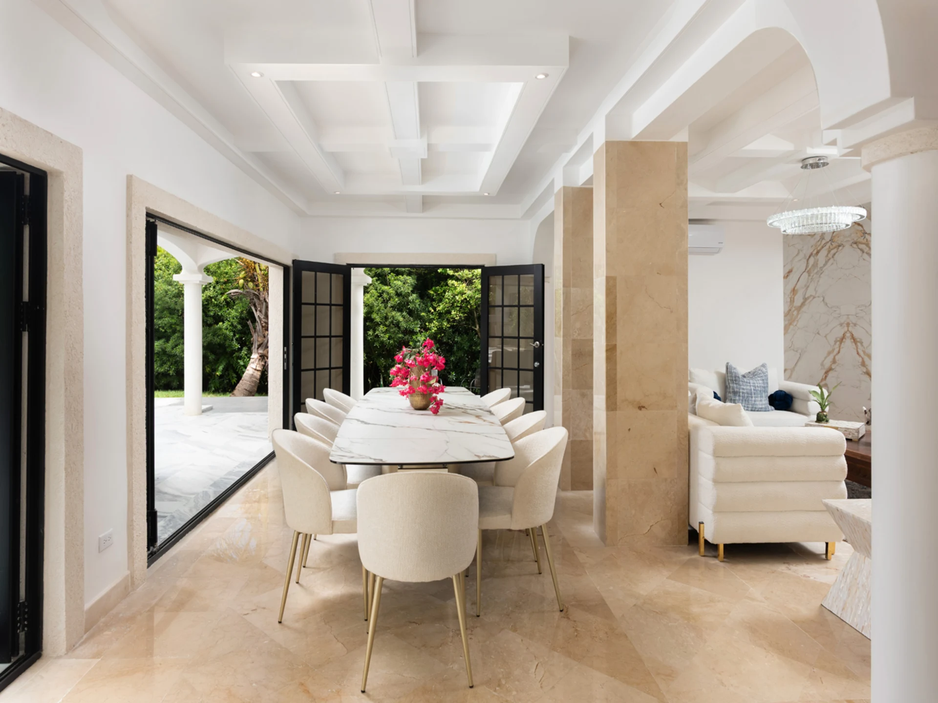 Dining room which opens onto the outdoor patio