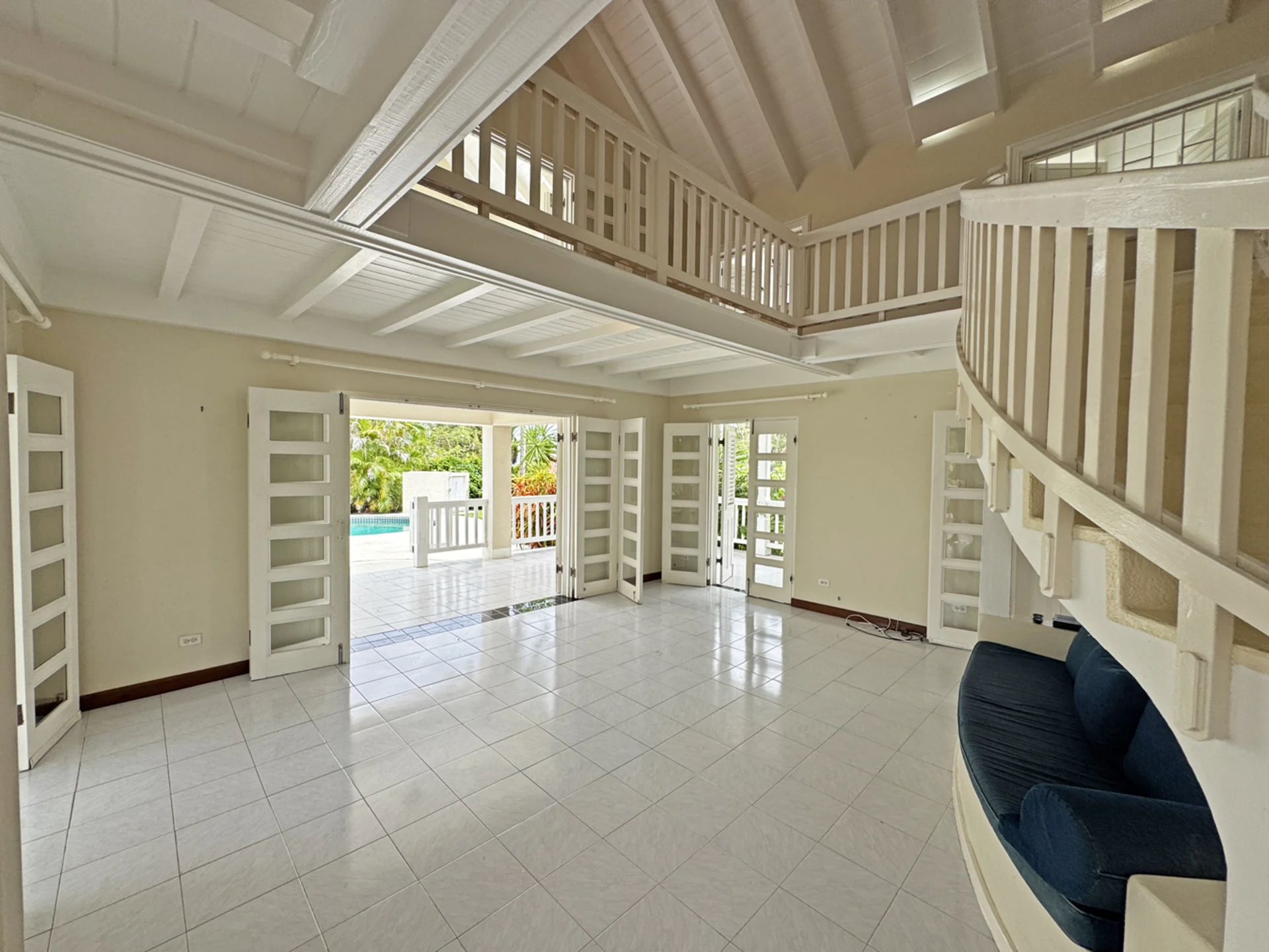 Sitting room opens to Verandah on 3 sides