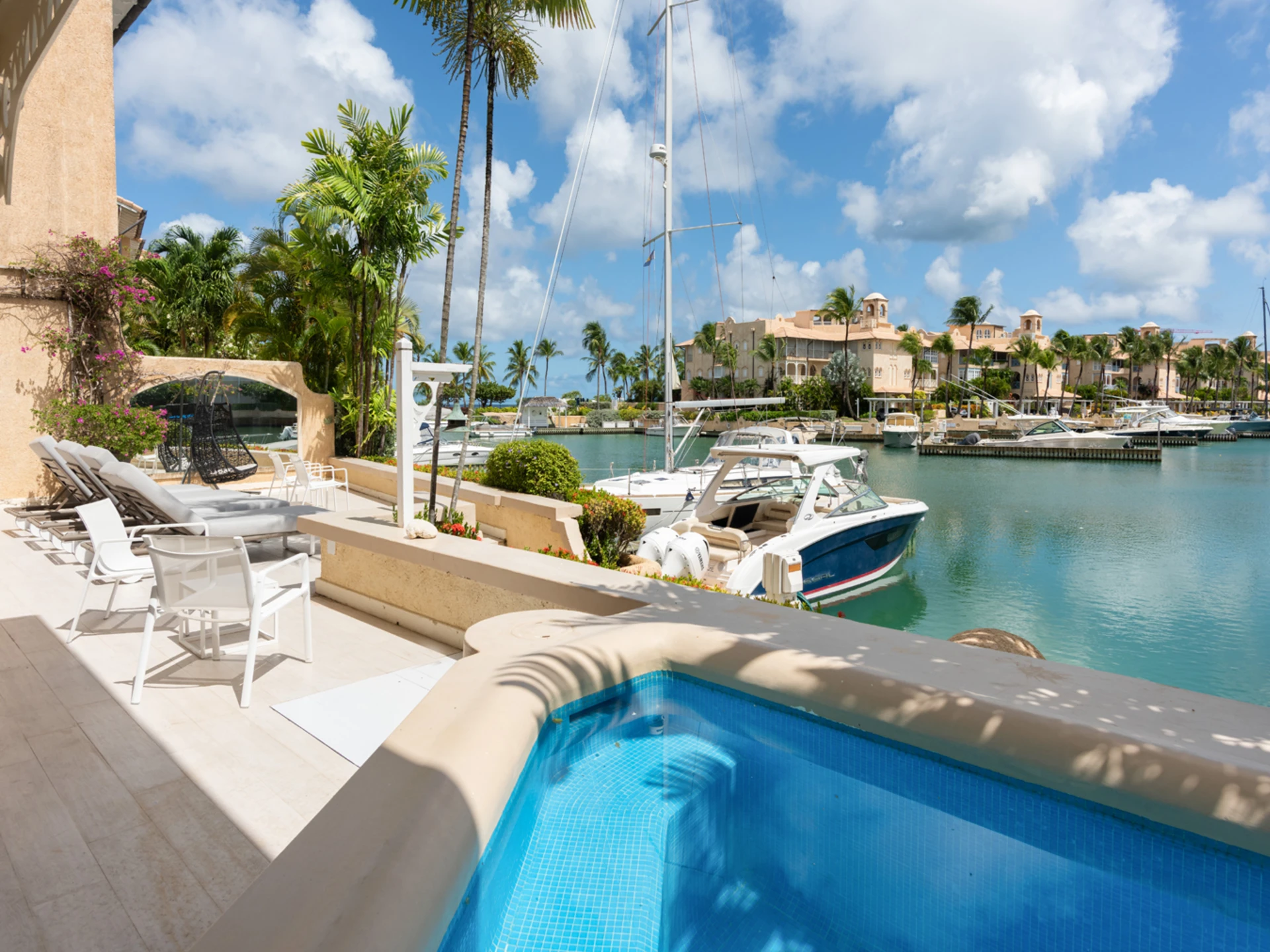 Extended sundeck with loungers