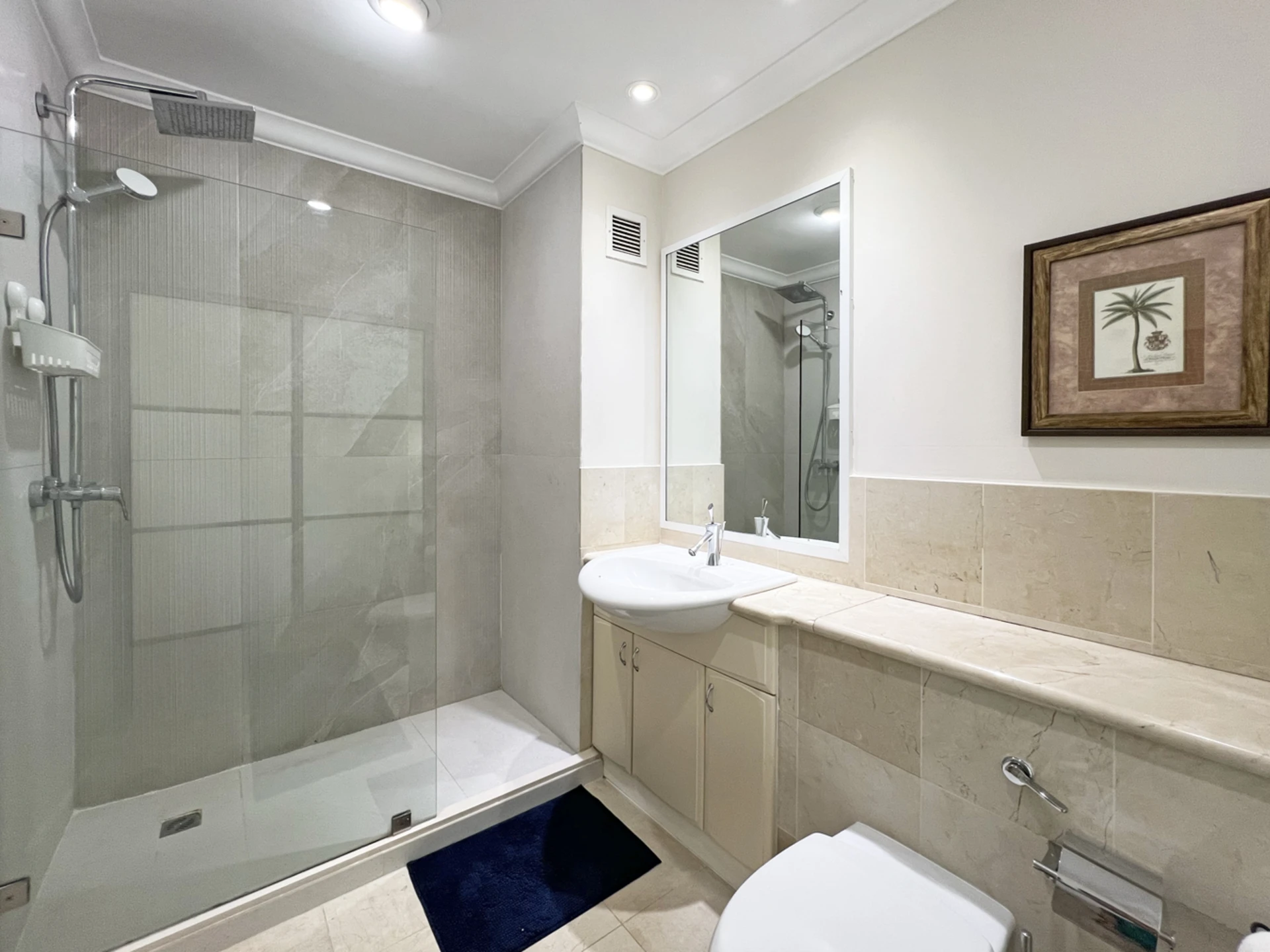 En-suite primary bathroom