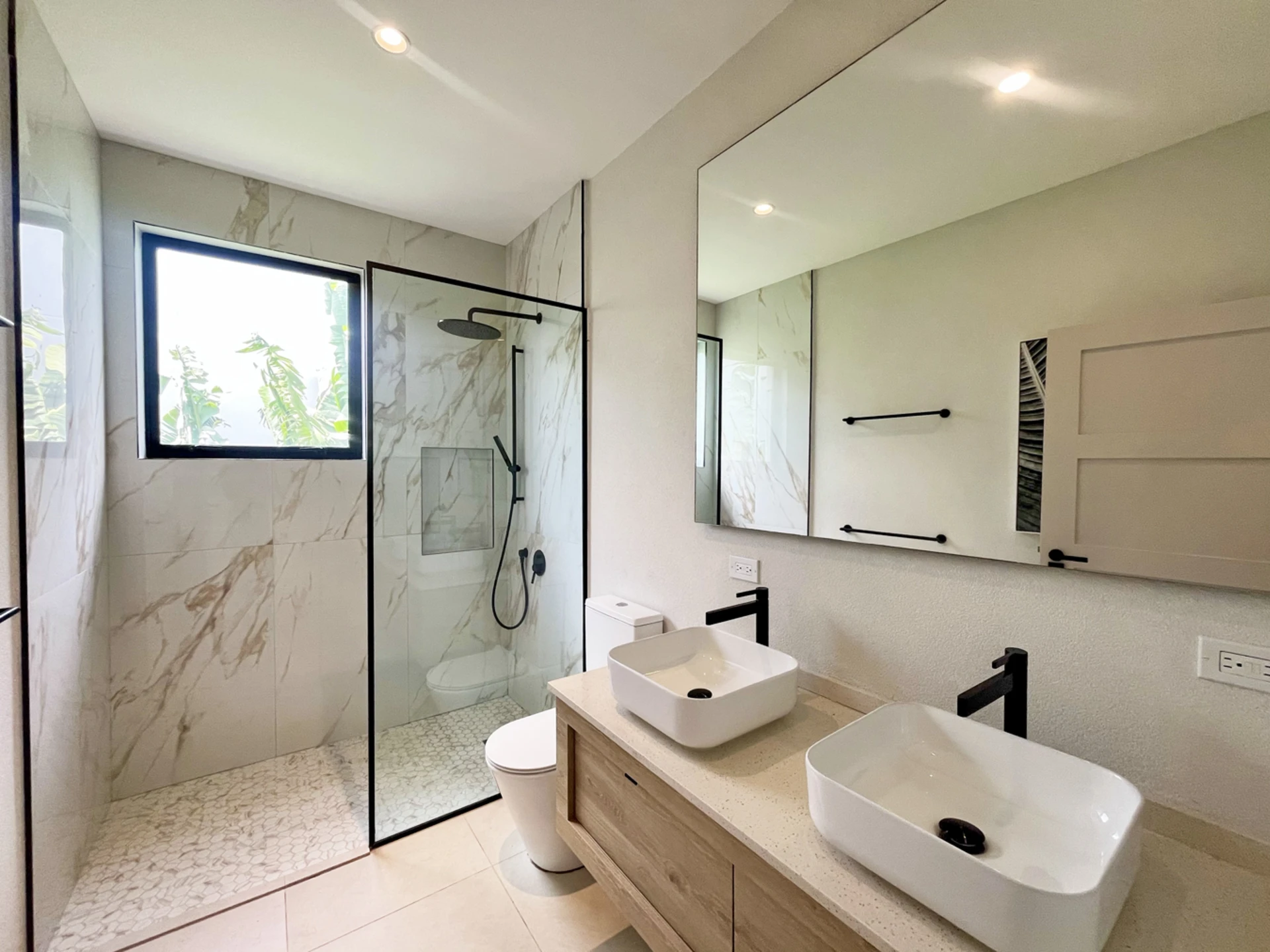 En-suite primary bathroom
