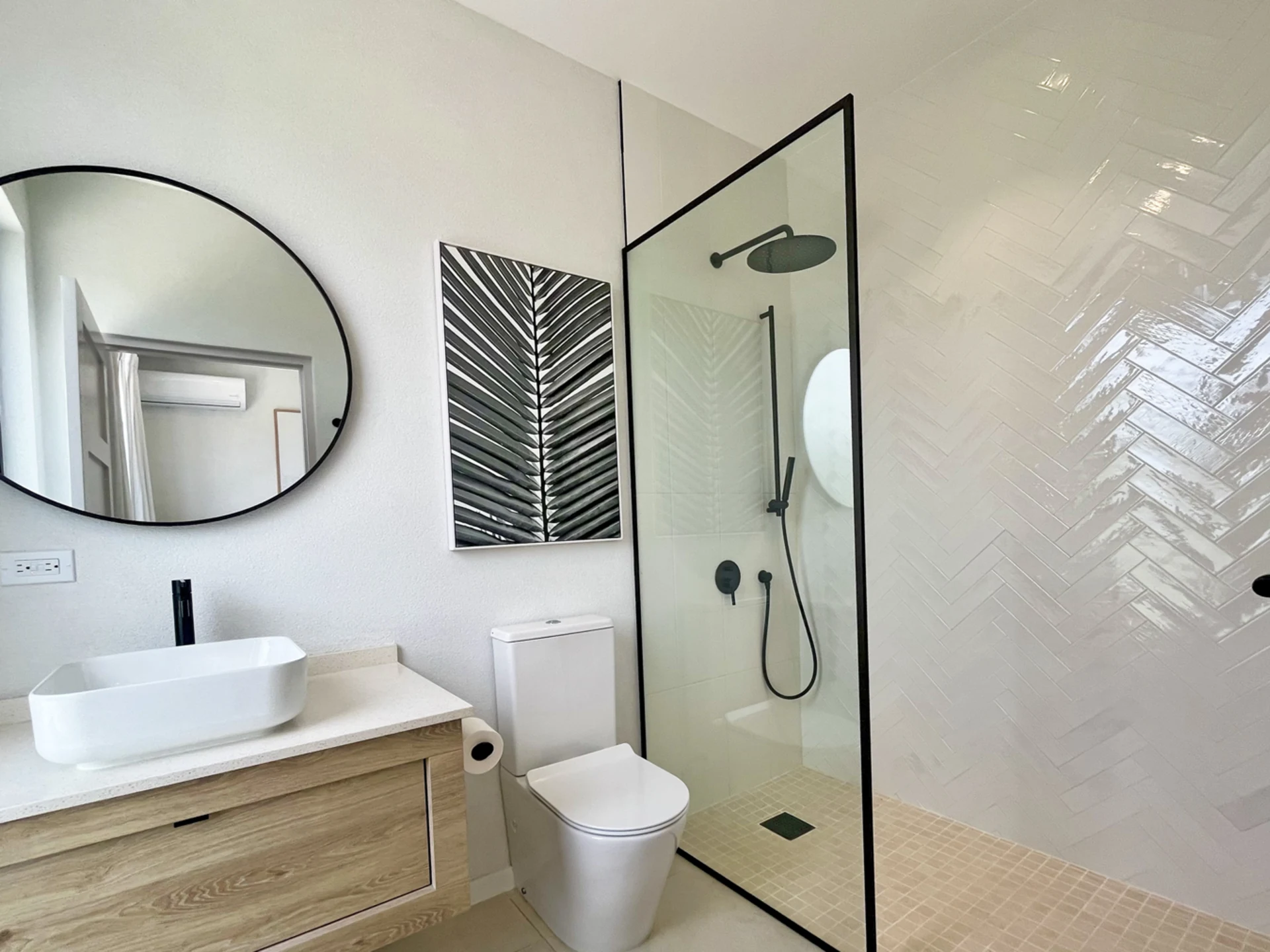 En-suite guest bathroom