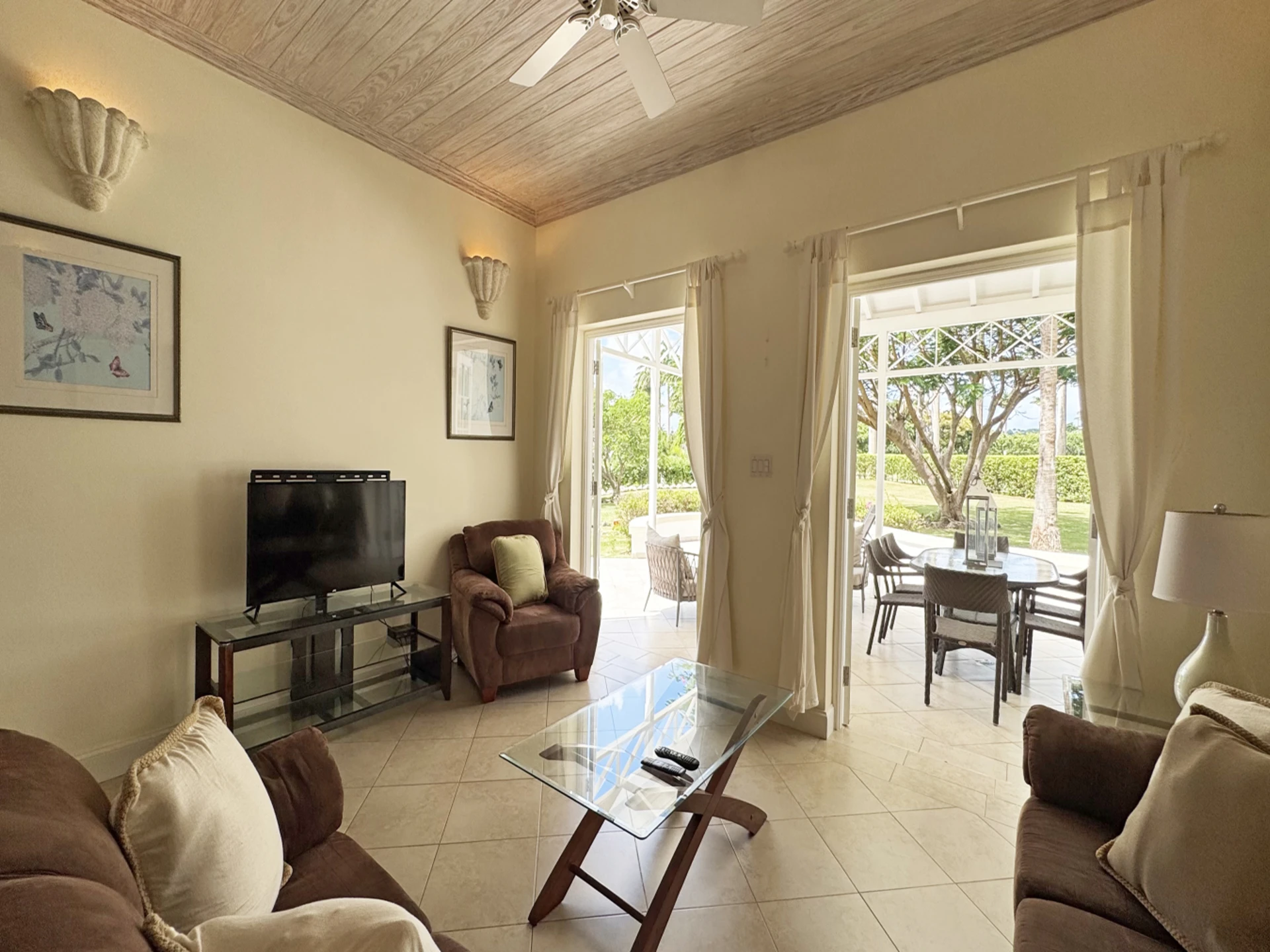 Spacious living room