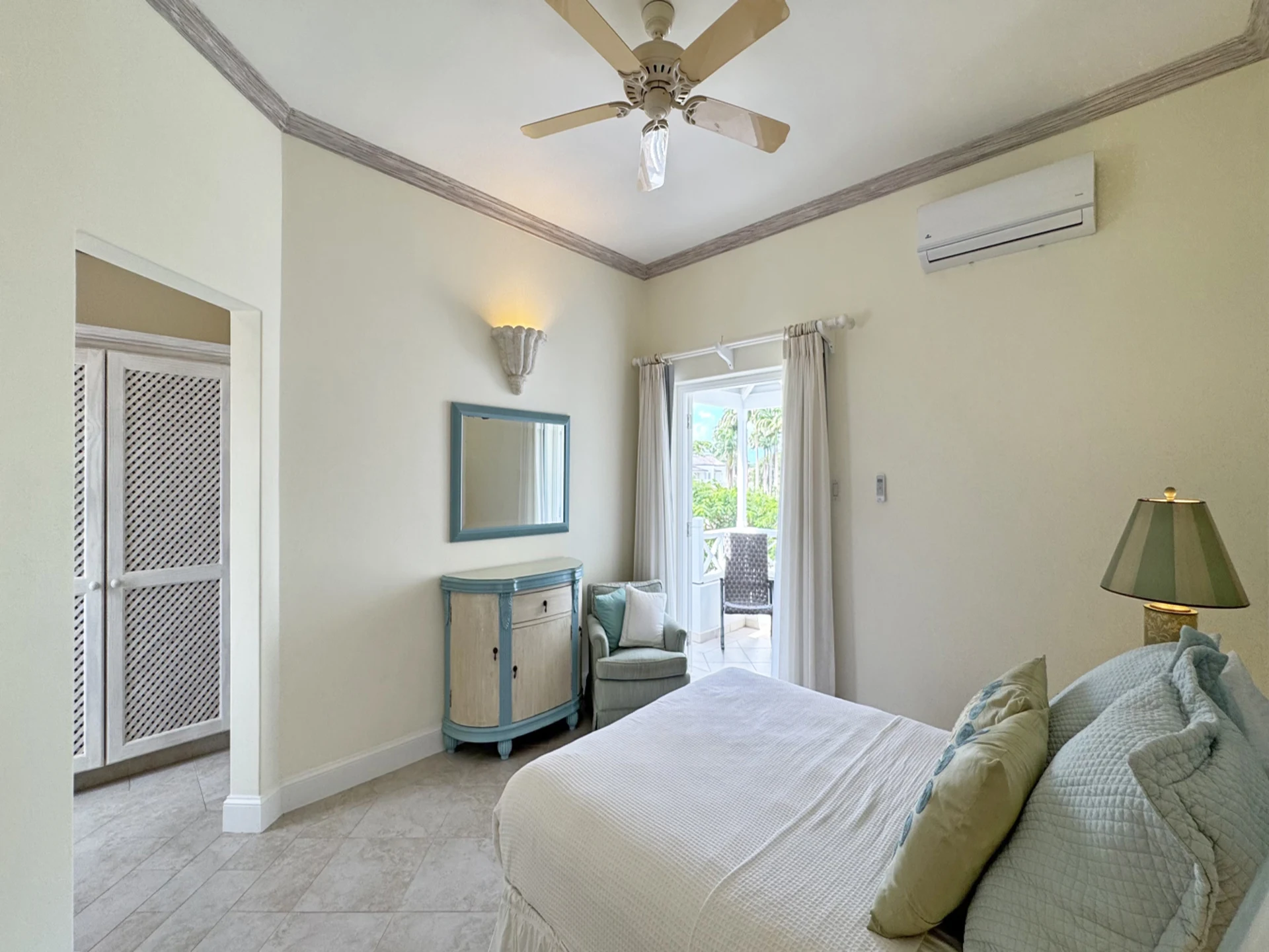 Upstairs guest bedroom
