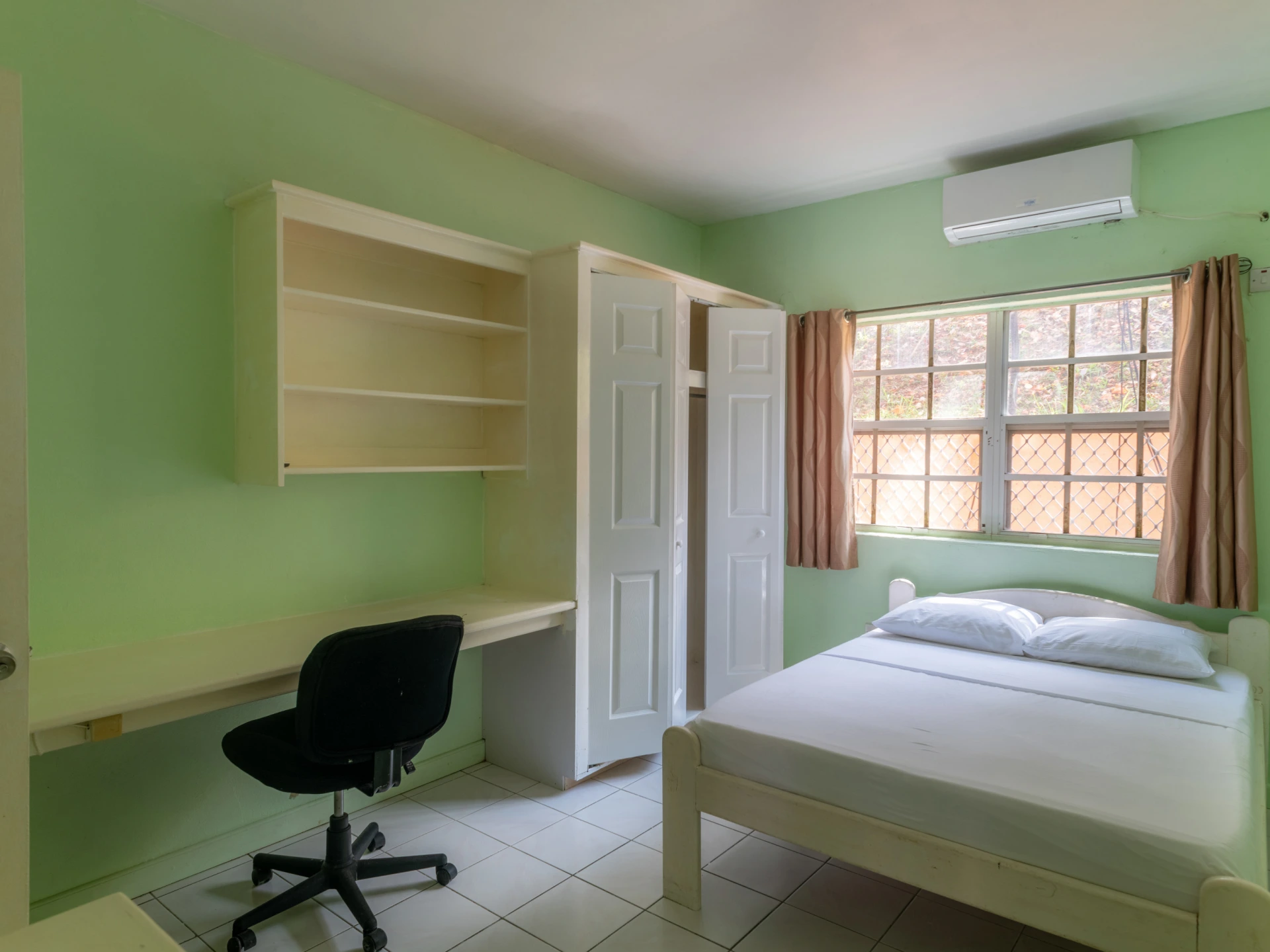Bedroom/Study Area