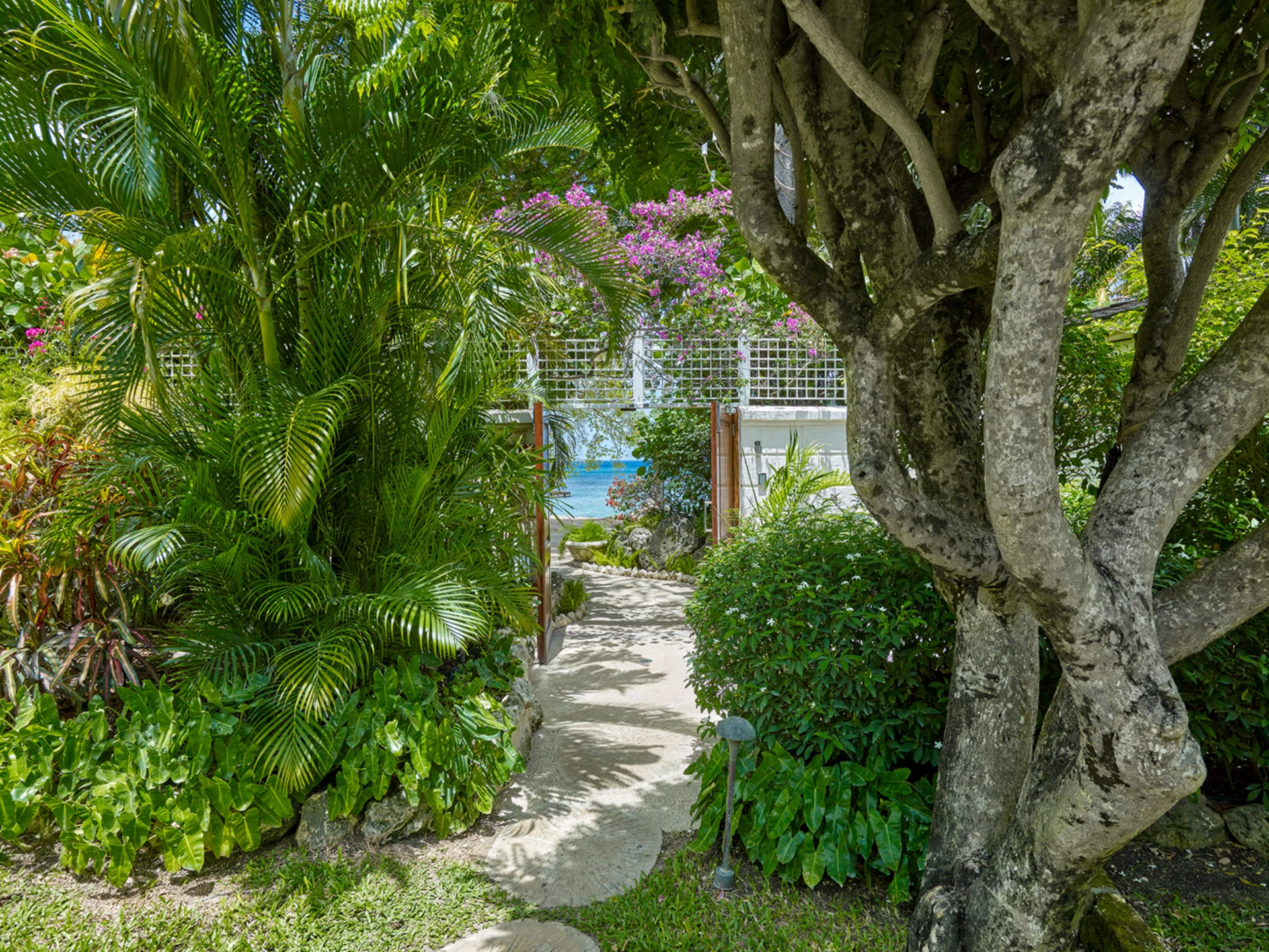 Exclusive gate to the sandy beach