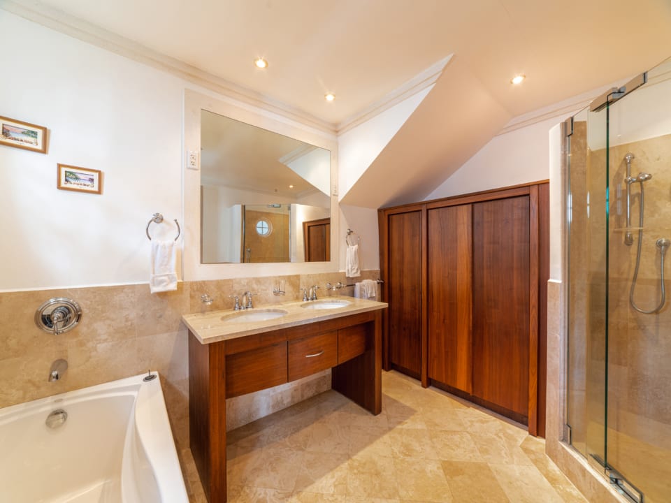 Main ensuite bathroom