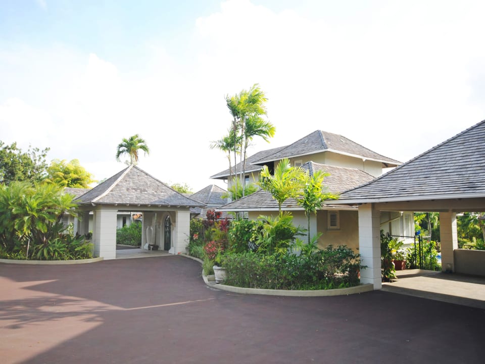 Driveway and entrance to the Villa