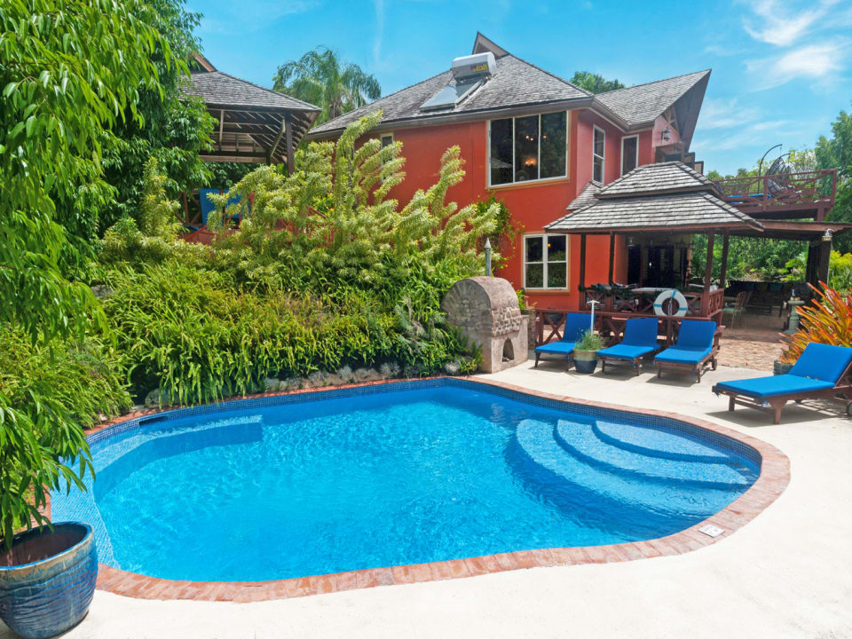Beautiful, expansive swimming pool & pool deck