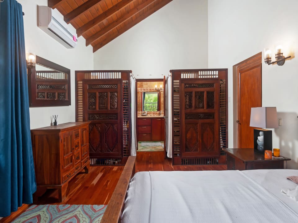 En-suite his & her closets