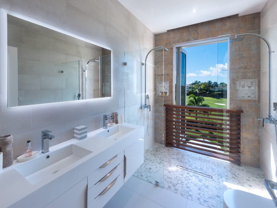 Main bedroom  bathroom