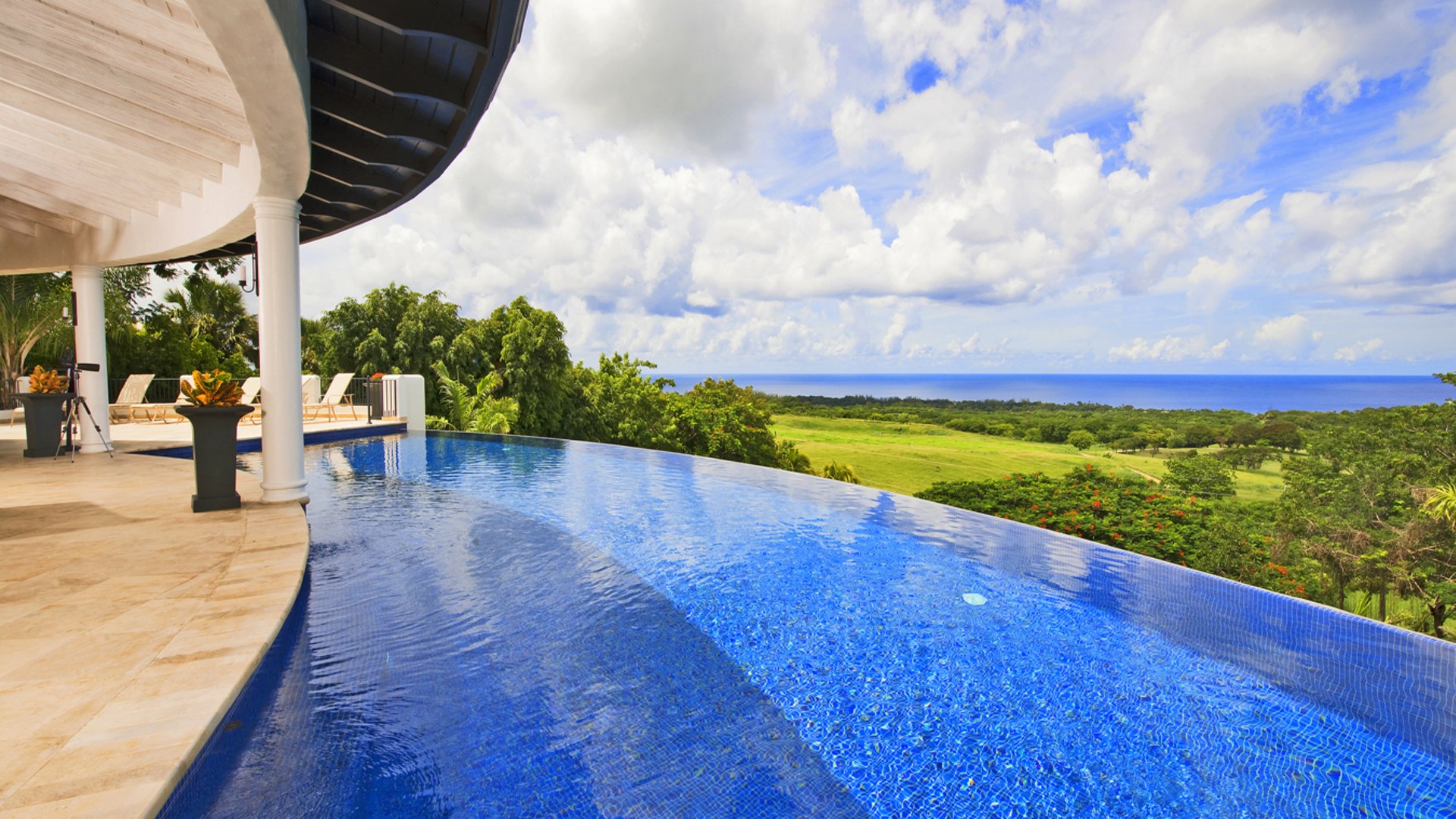 Infinity pool with phenomenal sea views 