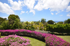 Gorgeous garden & sea views
