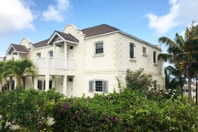 Ground floor 2 bed 2 bath apartment close to Club House and common pool