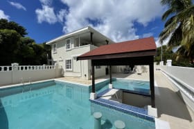 L-shaped pool and swim up bar