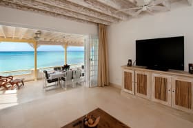 Easy Reach living room and terrace with sea views