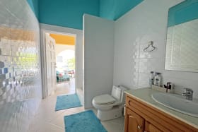 Share Bathroom w/ Access to Back Patio