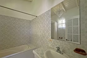 Primary en-suite bathroom