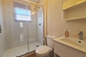 Shared bathroom for bedroom 2 and 3