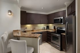 Fully equipped kitchen with breakfast bar