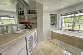 En Suite shower/Tub to Main Bedroom