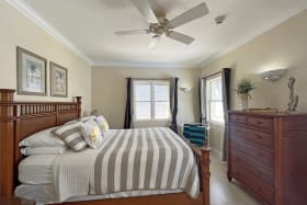 Guest suite with queen bed