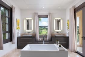 Large en-suite bathroom