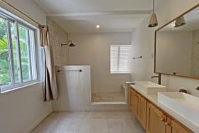 Guest en-suite bathroom