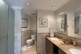 En-suite primary bathroom