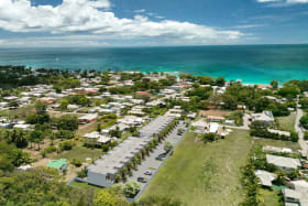 Walking distance to Reeds Bay beach